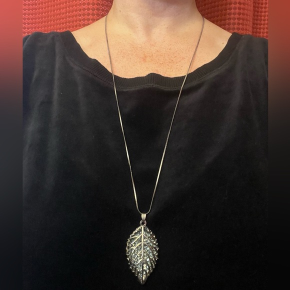 Sparkly Gunmetal Silver-tone Leaf Pendant and Necklace - Picture 8 of 10